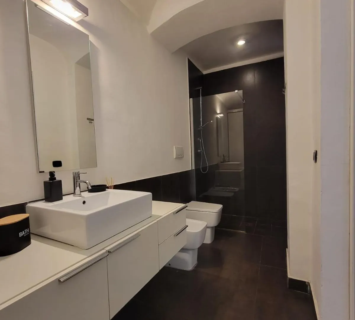 Central Station Apartment Bari 0*,  Włochy